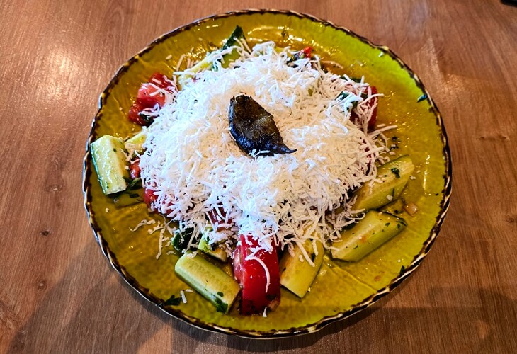 Sofya’da servis edilen geleneksel Bulgar yemeği shopska salata